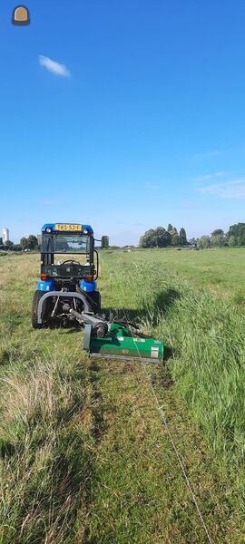 New Holland boomer met verstekmaaier