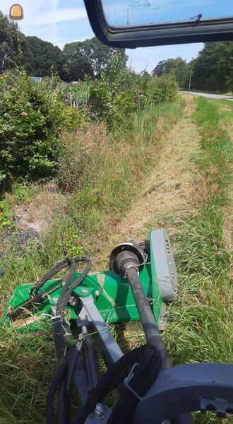 New Holland boomer met verstekmaaier