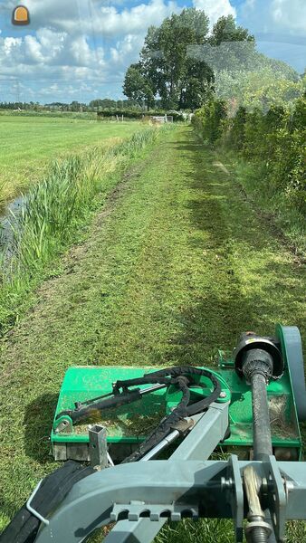 New Holland boomer met verstekmaaier